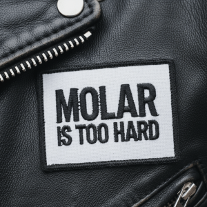 Parche Molar Is Too Hard blanco y negro