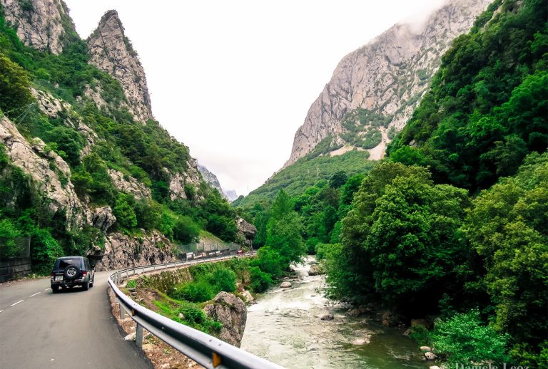 Lee más sobre el artículo Viajes en moto por España: las 8 mejores rutas para hacer en moto