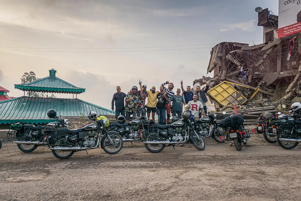 Grupo de motoristas durante una ruta organizada de aventura