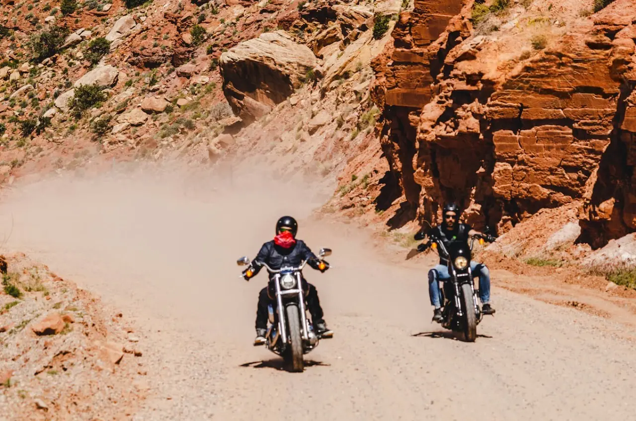 Motocicleta de aventura frente a una ruta de alta montaña en el Himalaya